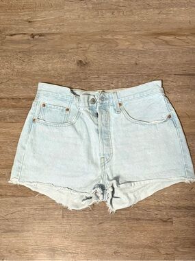 Levi’s Light Wash Denim Cut Off Shorts Women’s Size 30